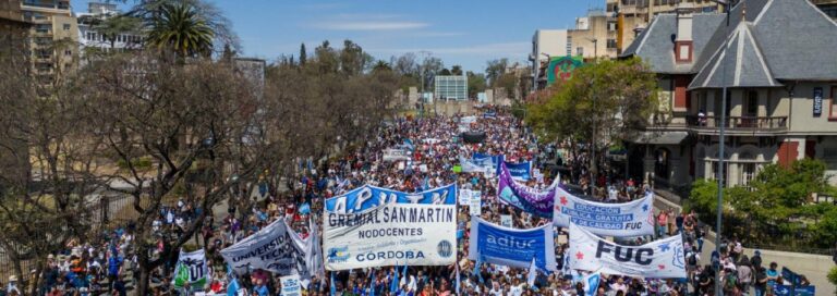 Estudiantes y docentes marchando en Córdoba por la educación universitaria