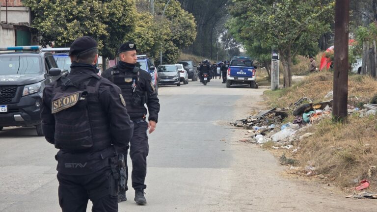 Operativo policial en barrio Ampliación Ferreyra por la desaparición de Agostina Vega