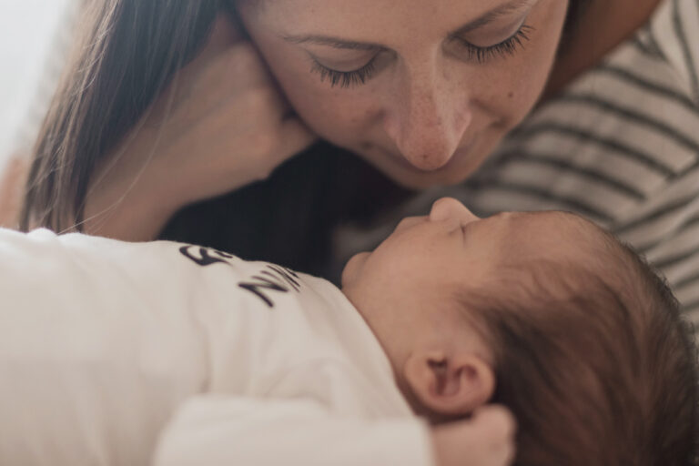 Mujer con bebé en brazos, representando el Cuarto Mes de Licencia por Maternidad en Córdoba