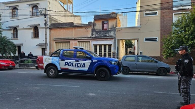 Allanamiento en vivienda de calle Campillo 878, barrio Cofico, por la desaparición de Agostina Vega