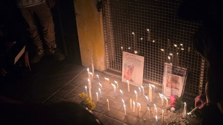 Altar con velas y fotos de Agostina Vega en barrio Mosconi