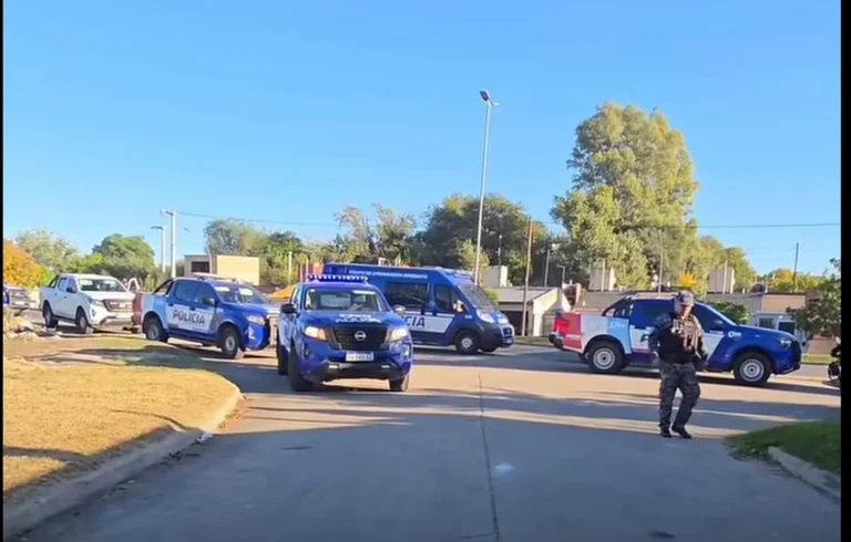 Operativo policial en el barrio Bajo Pueyrredón de Córdoba durante la despedida de Tomás Orihuela