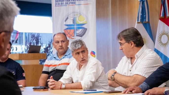 Estadio de fútbol vacío en Córdoba con cartel de Tribuna Segura