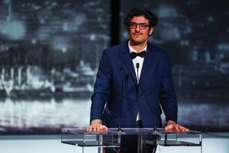 Federico Luis sosteniendo la Palma de Oro en el Festival de Cannes