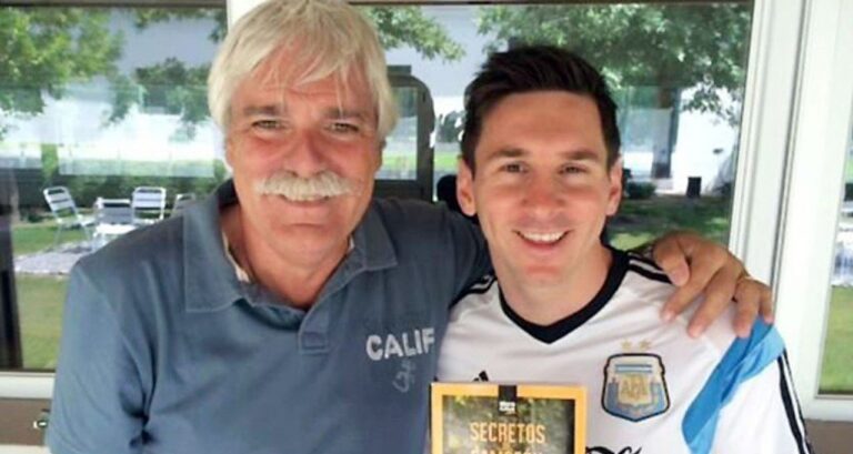 Lionel Messi celebrando con la Copa del Mundo en Qatar 2022