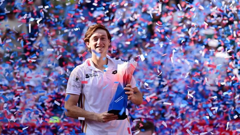 Ignacio Buse celebrando con el trofeo del ATP 500 de Hamburgo