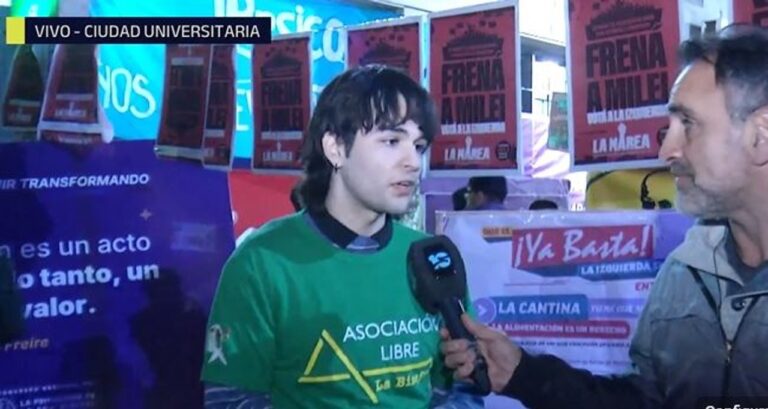 Estudiantes en la Facultad de Psicología durante las elecciones de la UNC