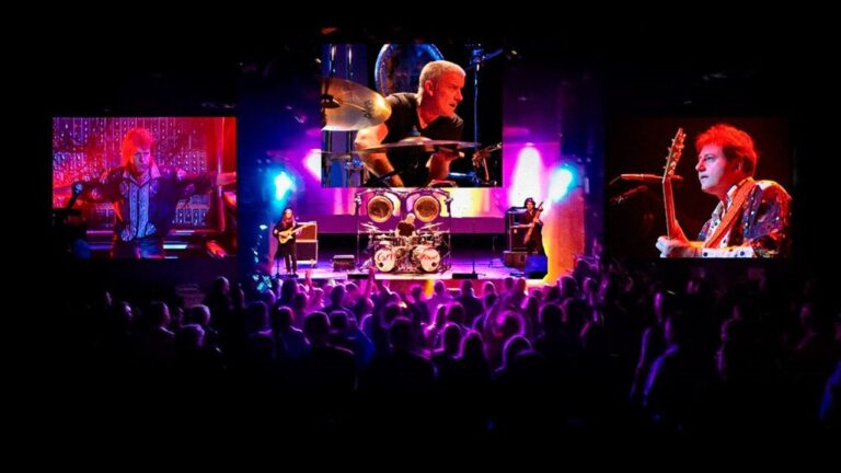 Carl Palmer tocando la batería en vivo durante el show ELP Legacy