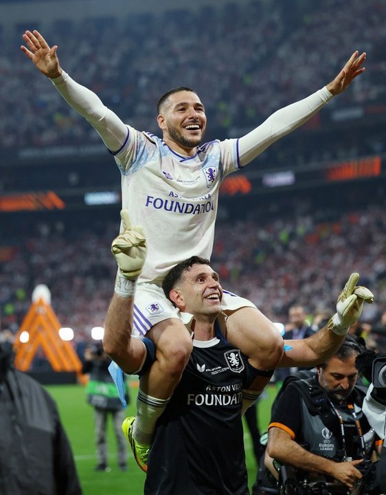 Emiliano Buendía y Emiliano Martínez celebran con la bandera argentina tras ganar la Europa League