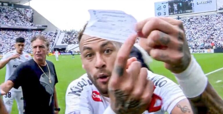 Neymar mostrando el papel de cambio a la cámara durante un partido del Santos