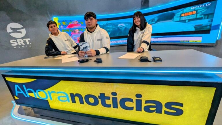 Estudiantes del Instituto Brigadier San Martín en el estudio de Canal 10 durante la visita a los SRT