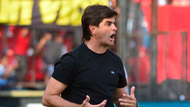 Rubén Darío Forestello dirigiendo un partido de fútbol