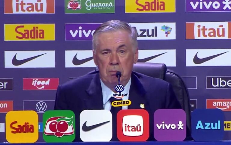 Escudo de la selección de Brasil en una cancha de fútbol