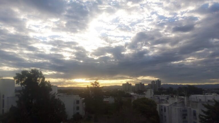 Cielo nublado sobre la ciudad de Córdoba con árboles otoñales