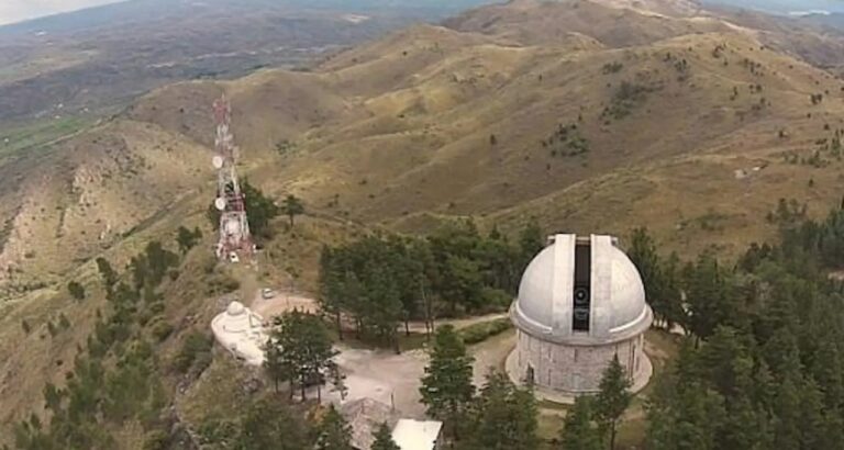 Estación Astrofísica de Bosque Alegre con telescopio y cielo estrellado