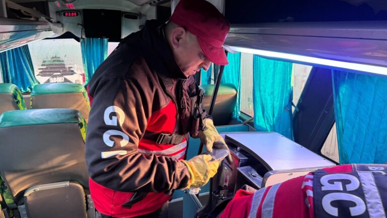 Efectivos de seguridad realizan control vehicular en peaje Córdoba-Pilar
