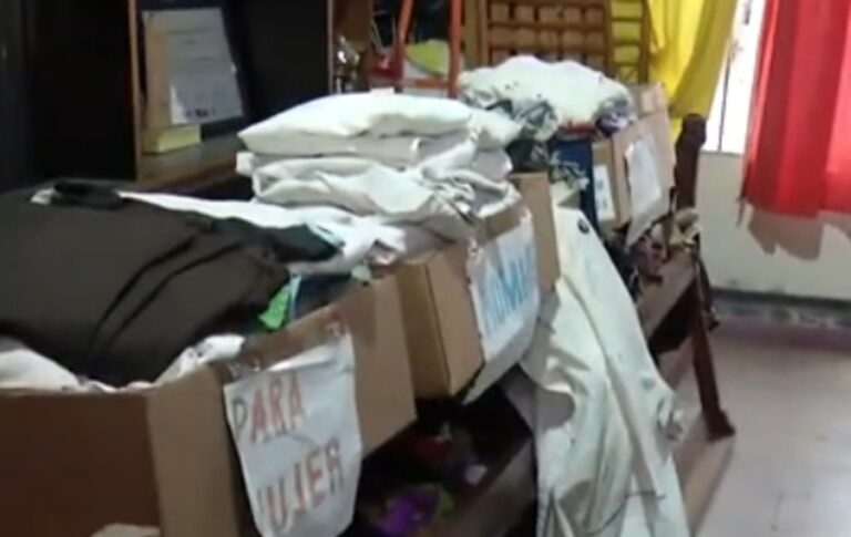 Voluntarios de Fundación La Quadra armando mochilas para la Campaña del Caracol en Córdoba