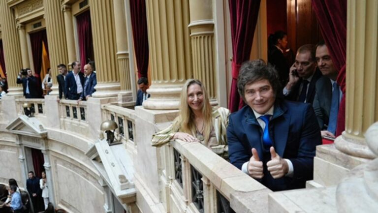 Manuel Adorni en conferencia de prensa anunciando proyectos de ley