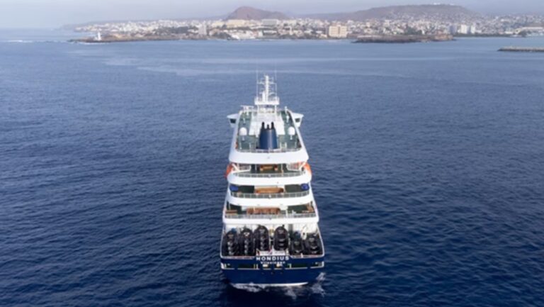 Crucero MV Hondius en el mar con fondo de cielo nublado