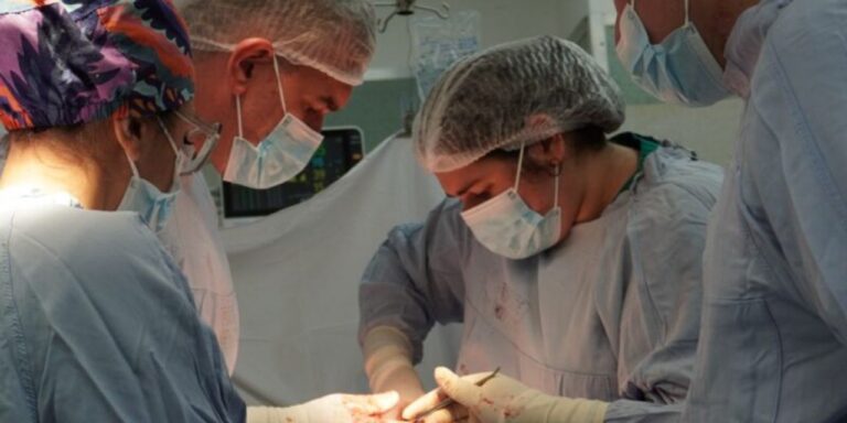 Equipo médico del Hospital de Urgencias de Córdoba realizando una intervención