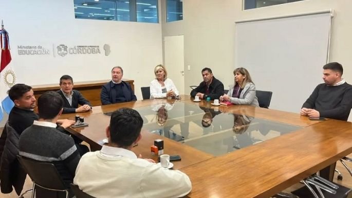Firma de convenio entre el intendente de Huerta Grande Daniel Spadoni y el ministro de Educación Horacio Ferreyra