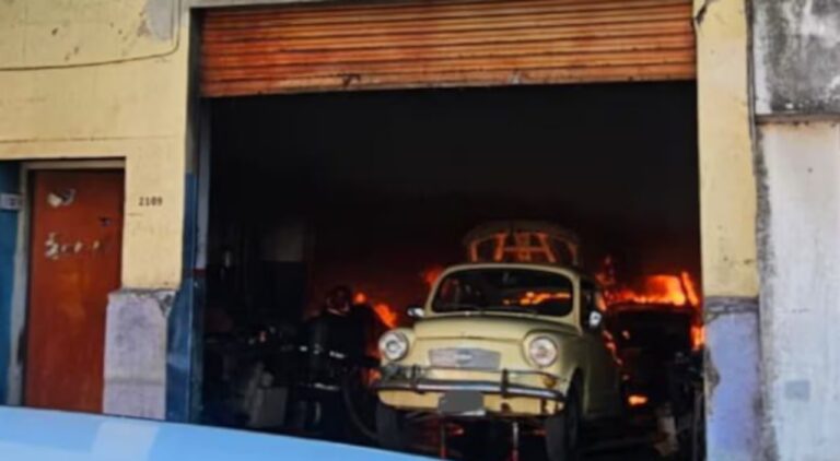 Bomberos trabajando en el incendio de un taller de chapa y pintura en barrio Pueyrredón, Córdoba