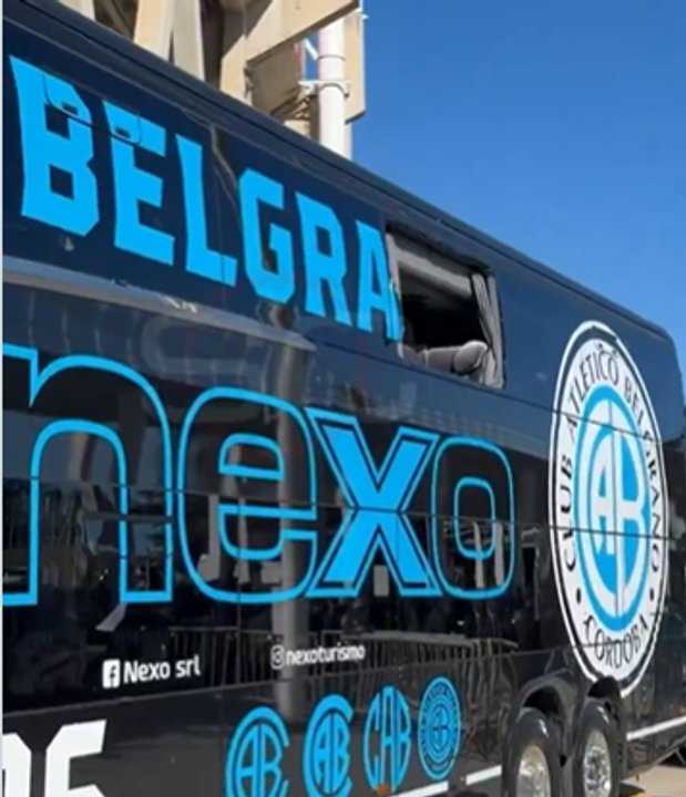 Micro de Belgrano con ventanillas rotas tras ataque con piedras en el Kempes