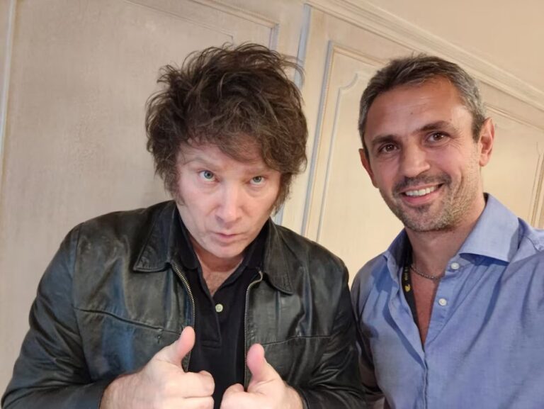 Javier Milei habla durante una entrevista