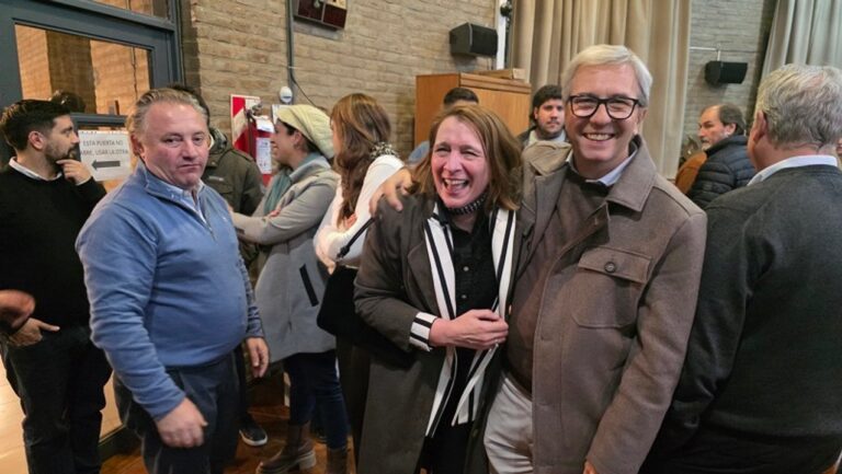 Jhon Boretto y Mariela Marchisio durante el anuncio de resultados electorales en la UNC