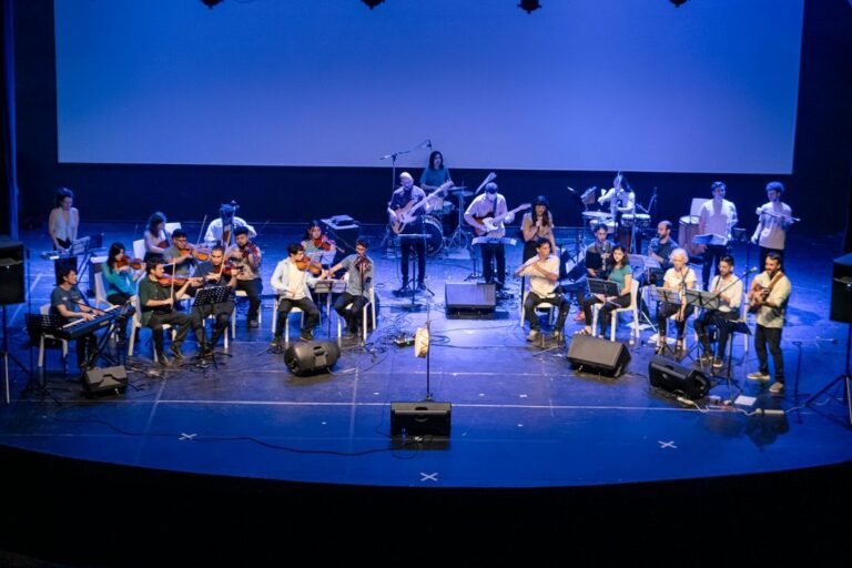 José López dirige a La Otra Orquesta en el Teatro Ciudad de las Artes