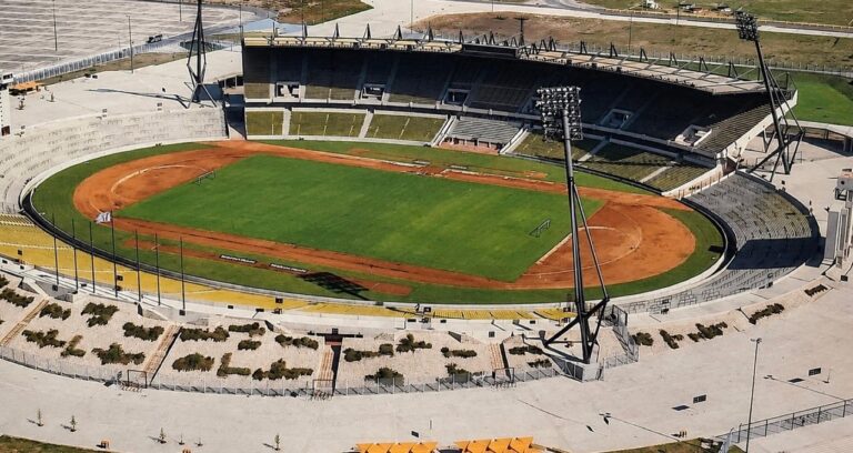 Imagen restaurada de la construcción del Estadio Mario Alberto Kempes en Córdoba durante los años 70