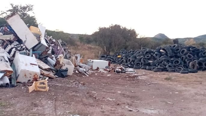 Basural a la orilla del arroyo San Lorenzo en la comuna de San Lorenzo, Traslasierra