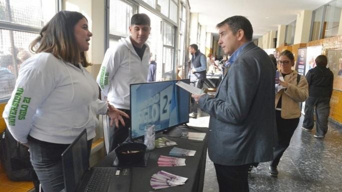Estudiantes en la Expo Carreras de La Cumbre