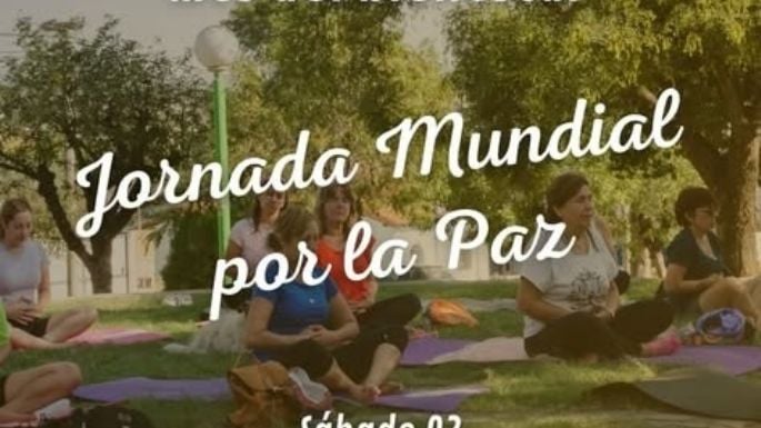 Personas practicando yoga al aire libre en La Falda