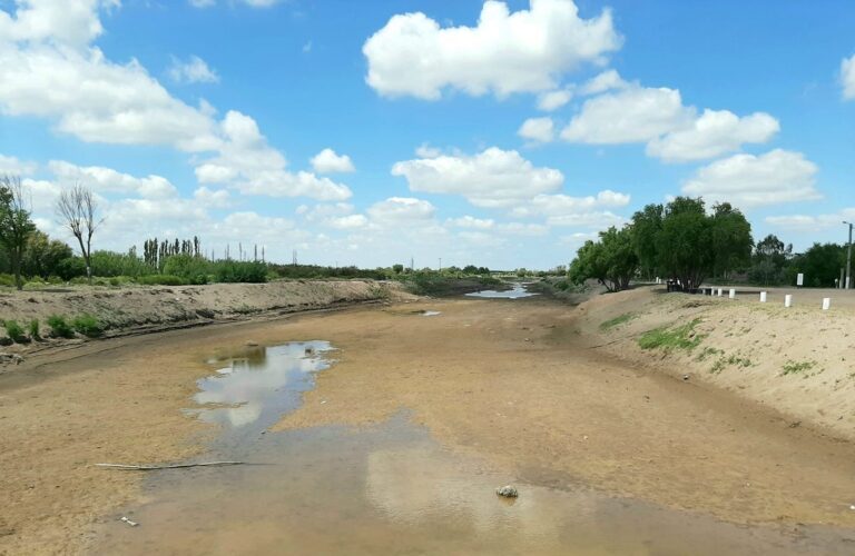 Vista del río Atuel seco en la provincia de La Pampa