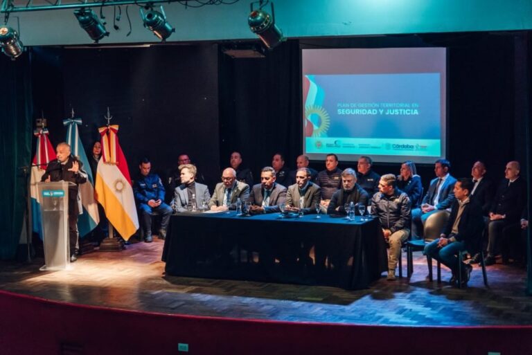 Autoridades provinciales durante la presentación de los nuevos distritos policiales y judiciales en Córdoba