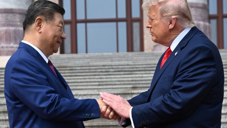 Donald Trump y Xi Jinping se saludan con un apretón de manos en Pekín