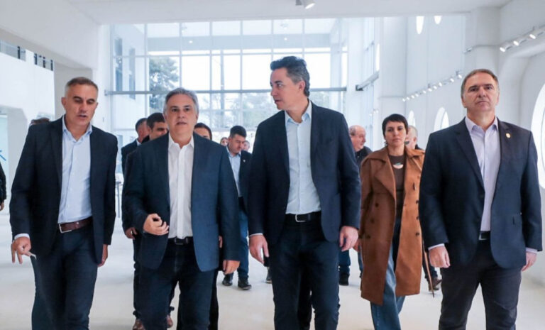 Martín Llaryora recorre la obra de la sede regional de la UPC en Las Varillas