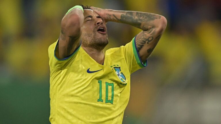 Neymar durante un entrenamiento con la Selección brasileña