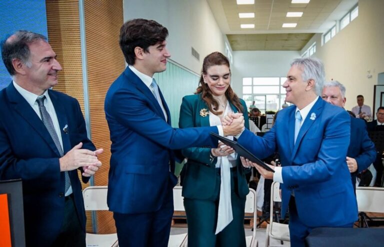 Gobernador Martín Llaryora en su despacho