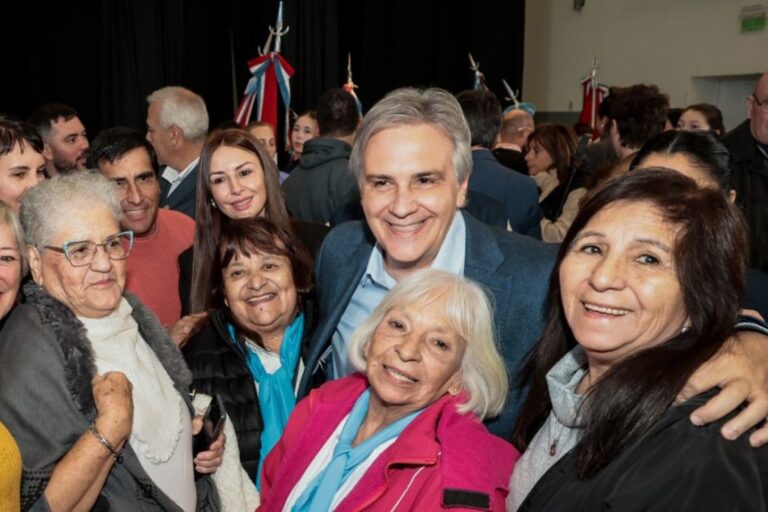 Gobernador Martín Llaryora durante entrega de netbooks en escuela de Luque