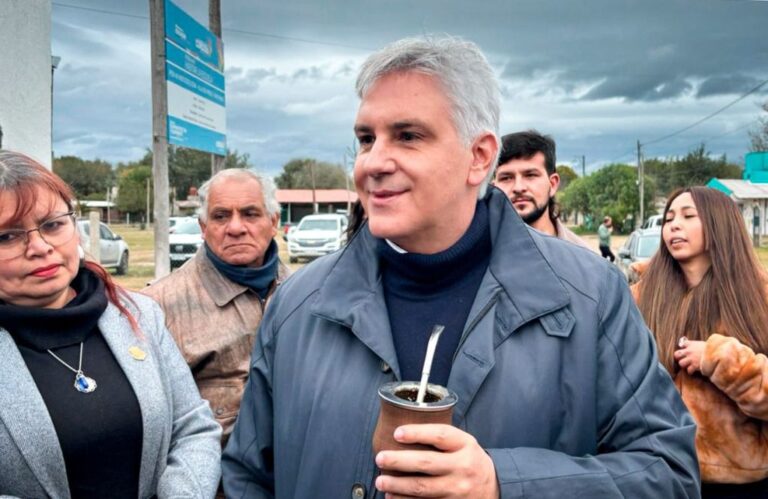 Martín Llaryora en conferencia de prensa advirtiendo sobre el impacto de excluir a Córdoba de la zona fría