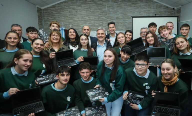 Martín Llaryora durante su gira por el departamento San Justo