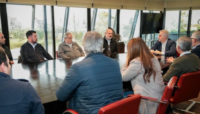 Gobernador Martín Llaryora reunido con autoridades de la Pastoral Social Argentina en el Centro Cívico de Córdoba