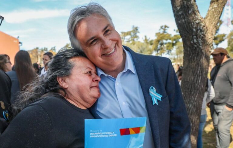 Gobernador Martín Llaryora durante su gira por localidades del departamento Río Segundo