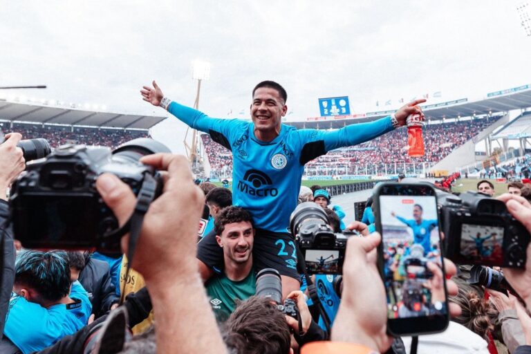 Jugadores de Belgrano celebrando el título del Torneo Apertura 2026 en el estadio Mario Alberto Kempes