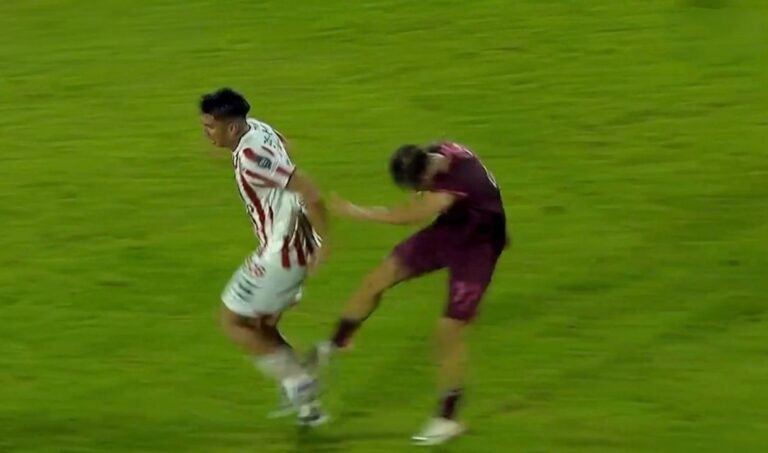 Jugador de fútbol con tarjeta roja en partido de Copa Argentina