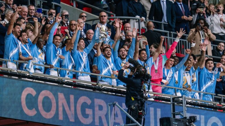 Jugadores del Manchester City celebrando el título de la FA Cup en el estadio de Wembley