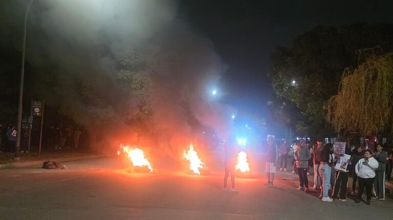 Manifestación en barrio Mosconi con humo de gomas quemadas