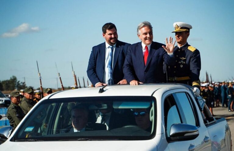 Martín Llaryora encabezando el desfile cívico-militar en Villa Nueva por el 25 de mayo